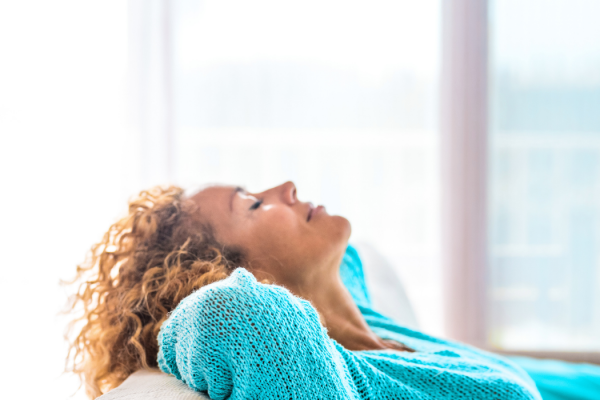 Frau liegt entspannt